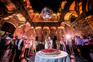 Contemporary weddings in Tuscany